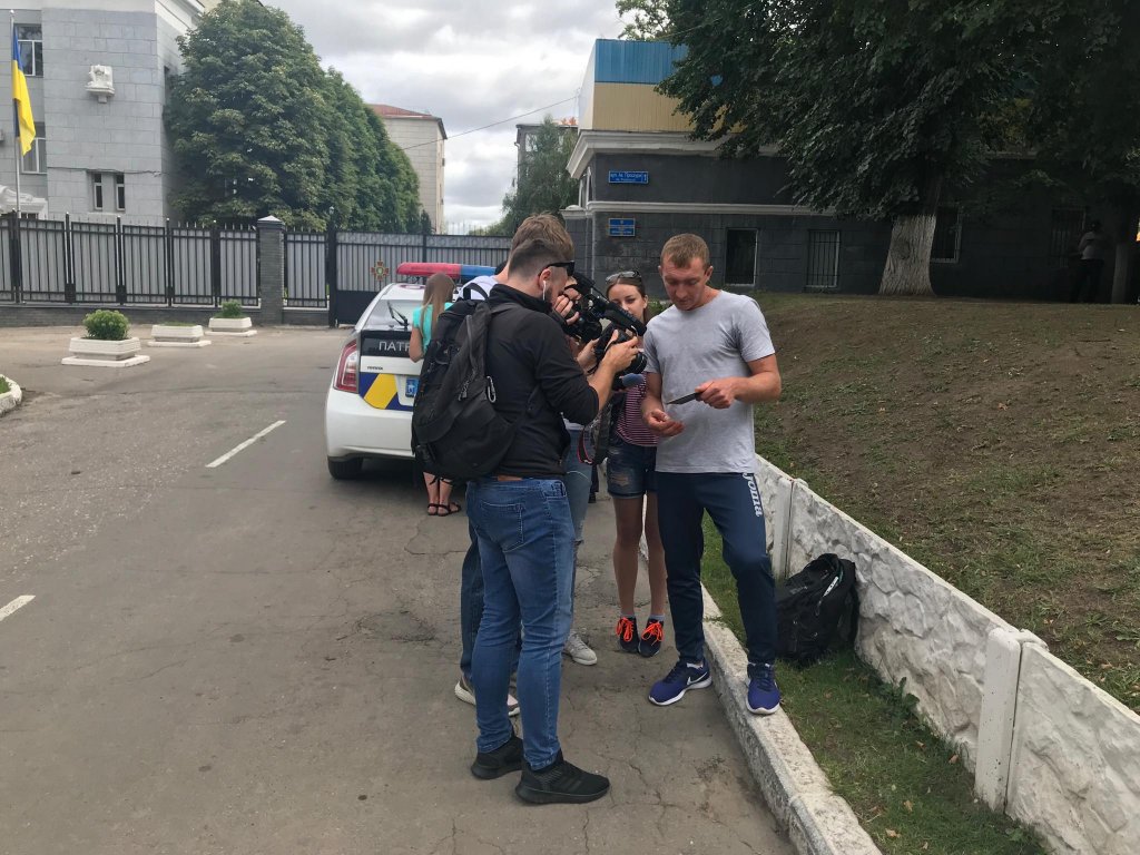 Затолкали в машину и увезли: в Харькове парень отказался принимать военную присягу