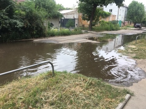 Улицу Спартака залило водой (фото)