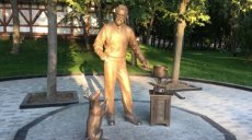 В саду Шевченко установили скульптуру академика Вернадского, который «варит» борщ (фото)