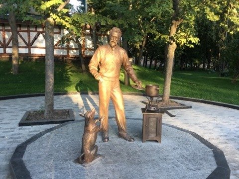 В саду Шевченко установили скульптуру академика Вернадского, который «варит» борщ (фото)