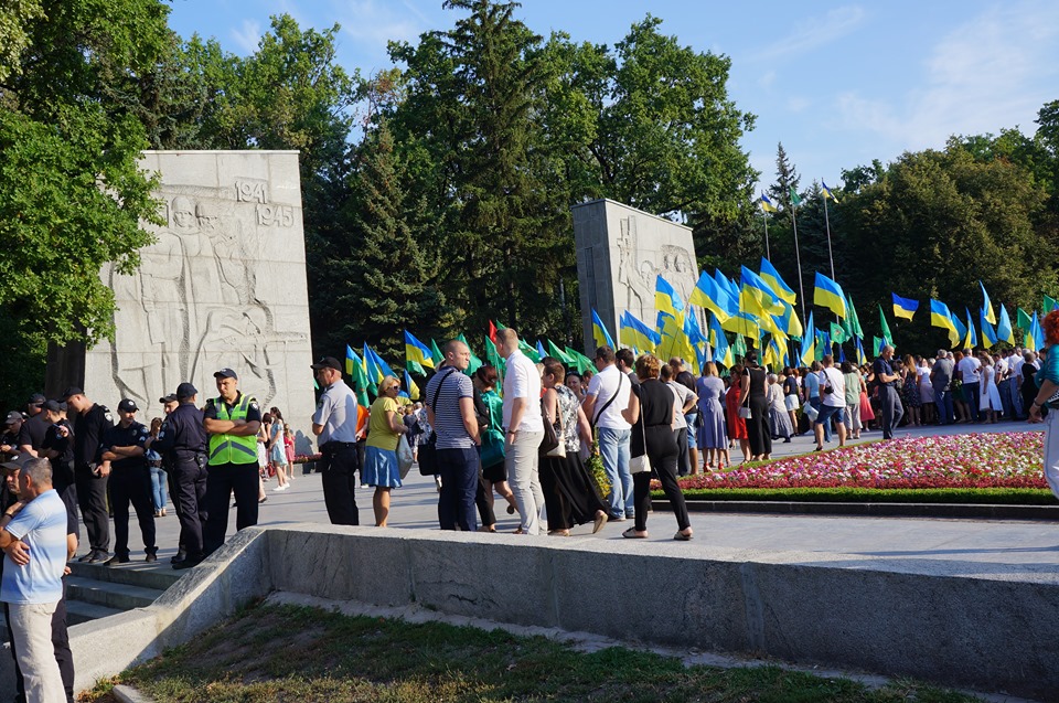 Харьковчане возложили цветы на Мемориале Славы (фото)