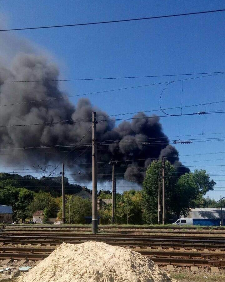В Харькове горят складские помещения (фото)