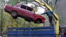 С Харьковских дворов будут убирать брошенные авто