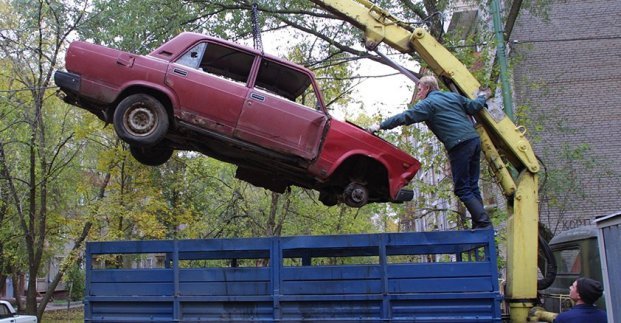 С Харьковских дворов будут убирать брошенные авто