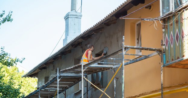 В Харькове ремонтируют фасады жилых домов
