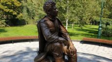 В саду Шевченко установили скульптуру Леонида Быкова (фото)