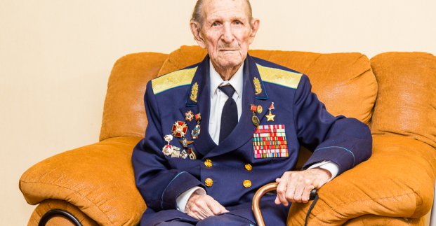 Героя войны Михаила Карпеева поздравили с Днем освобождения Харькова