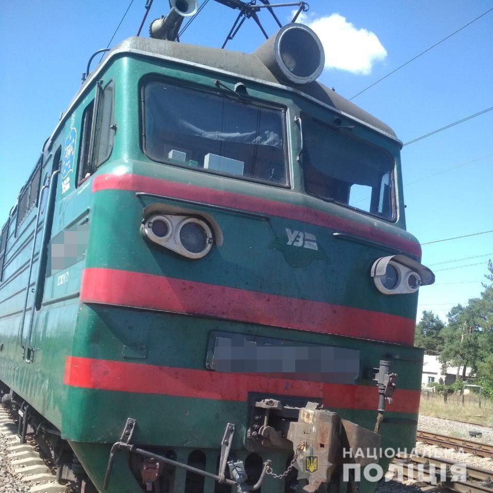На Харьковщине два человека попали под поезд