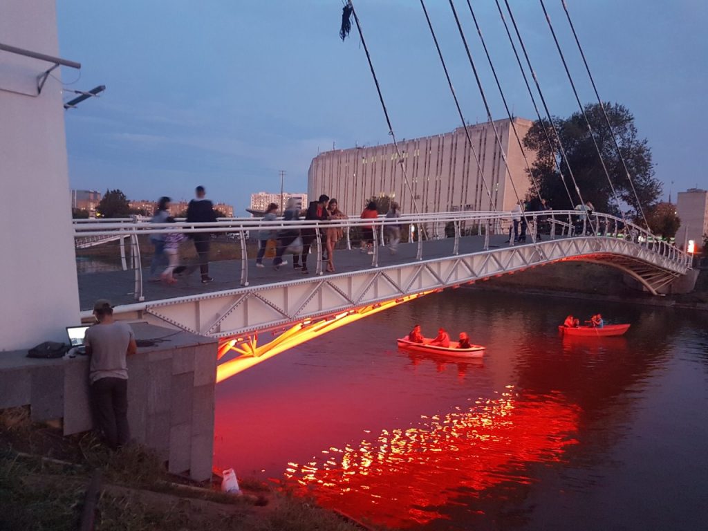 В сквере «Стрелка» монтируют разноцветную иллюминацию (фото)