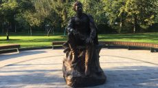 В саду Шевченко установили скульптуру актёра Леонида Быкова