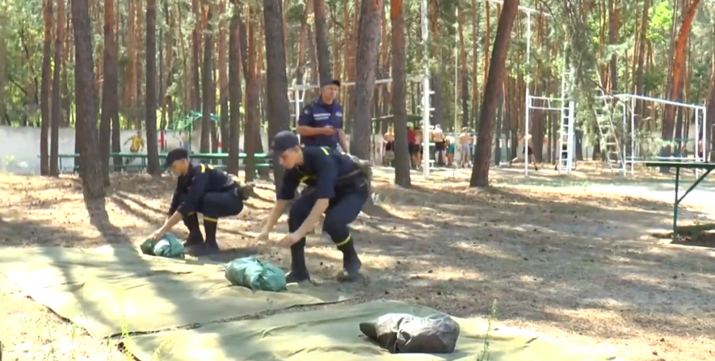 У спортивно-оздоровчому таборі на Харківщині тривають практичні заняття для курсантів-рятувальників (відео)