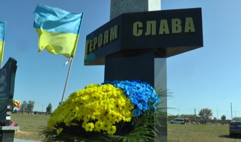 Кілька десятків людей зібралися на Алеї слави, у Харкові, аби вшанувати пам’ять героїв (відео)