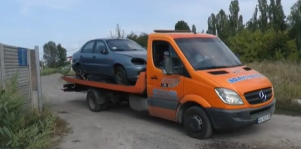 Харків’яни обурені умовами зберігання евакуйованих на штрафмайданчики автівок (відео)