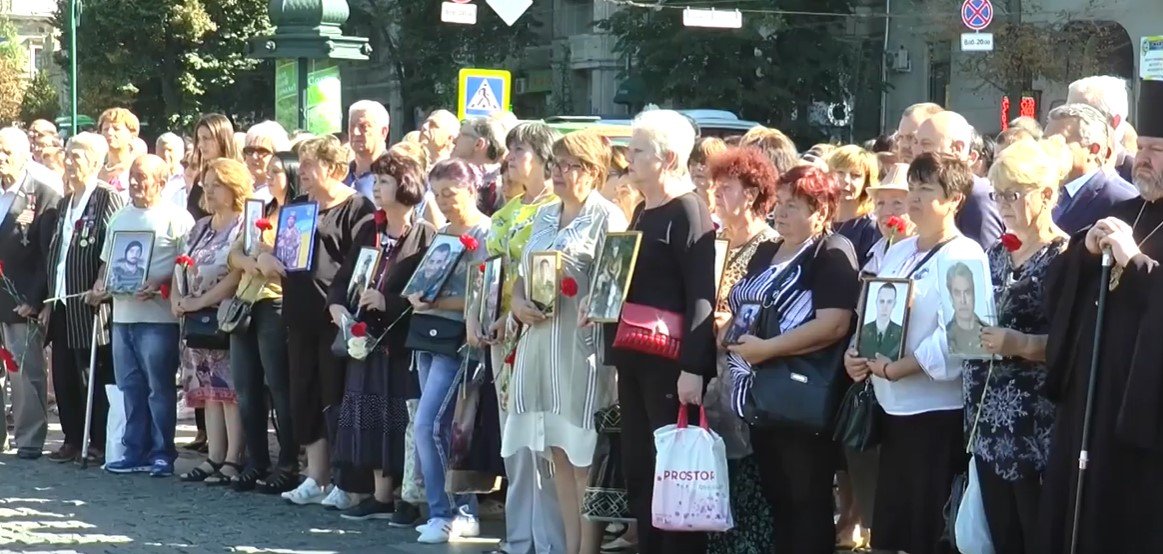 Хвилина мовчання та покладання квітів: як у Харкові вшанували загиблих під час бойових дій на Донбасі (відео)