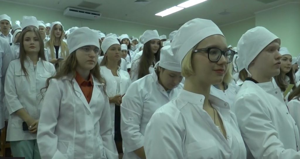 700 студентів-медиків склали клятву Гіппократа в Харкові (відео)