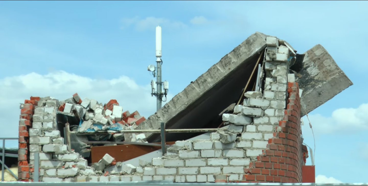 У Харкові дівчину придавило парканом: за фактом відкрили кримінальне провадження (відео)