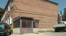 На вулиці 23 серпня руйнується будинок (відео)