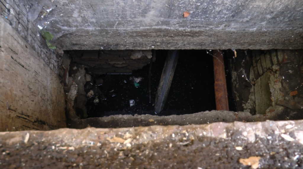«Подвал в фекалиях»: жильцы харьковской многоэтажки опасаются обвала дома (фото)