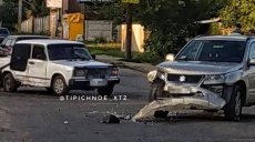 Нарушил ПДР: в Харькове водитель иномарки врезался в ВАЗ (фото)