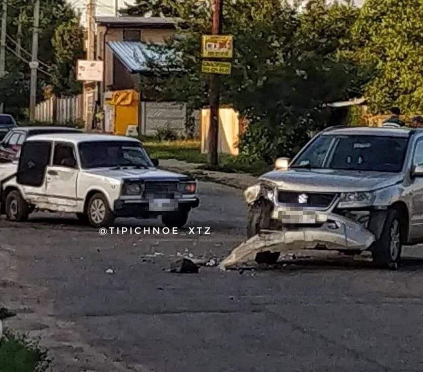 Нарушил ПДР: в Харькове водитель иномарки врезался в ВАЗ (фото)