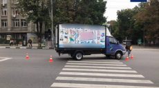 В Харькове грузовик врезался в иномарку (фото)
