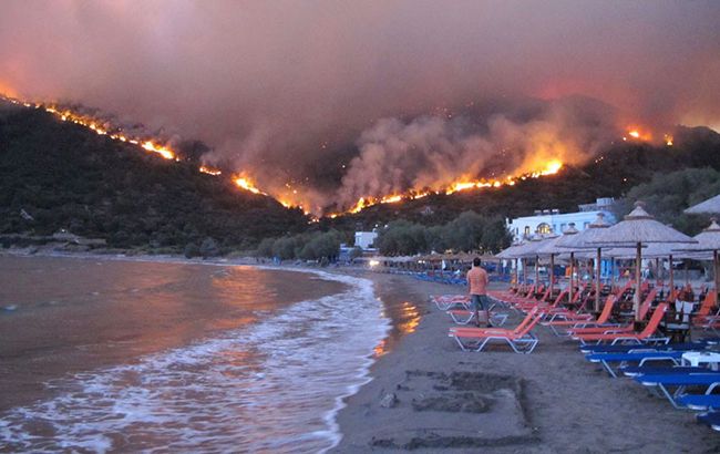 В Греции туристов эвакуировали из-за мощных лесных пожаров