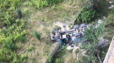 В Харькове грузовик слетел с моста (видео)