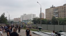 Харьковчане снесли забор на месте строительства киосков (фото, видео)