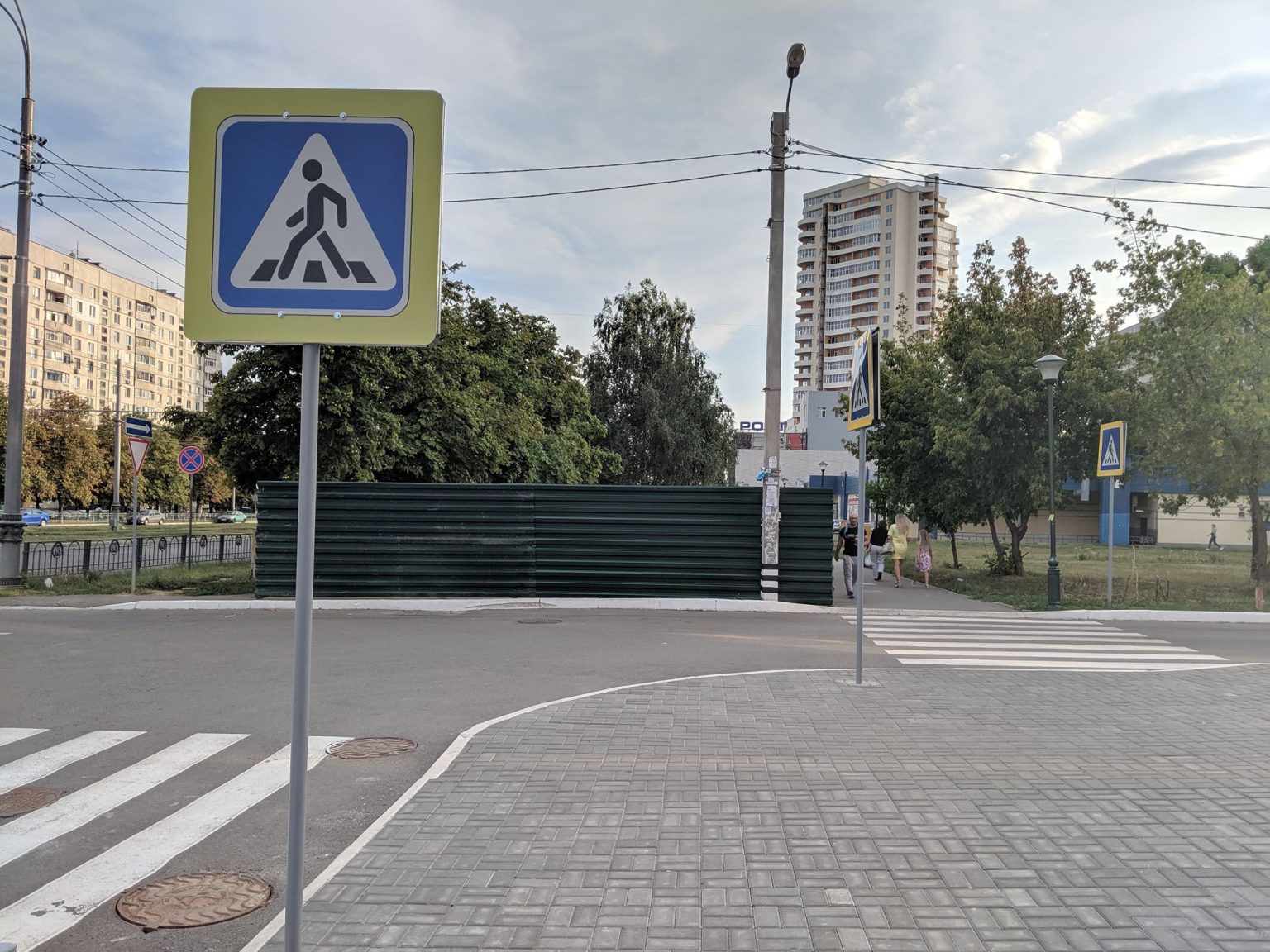 На Алексеевке повторно возводят забор на участке, где ранее его повалили люди