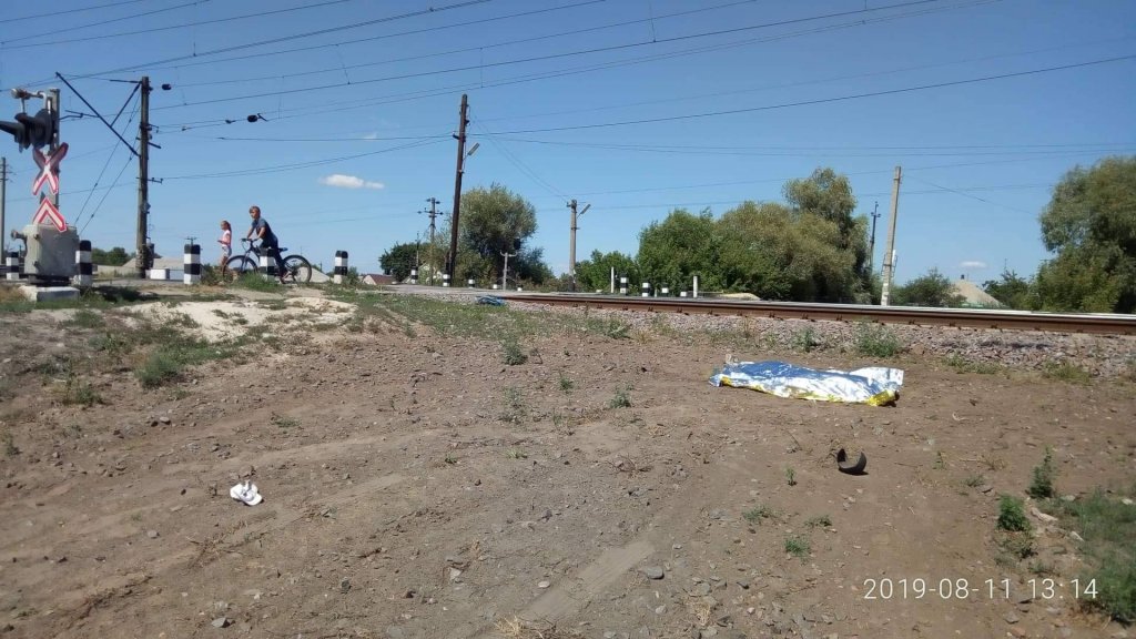 В Харьковской области локомотив насмерть сбил мужчину (фото)
