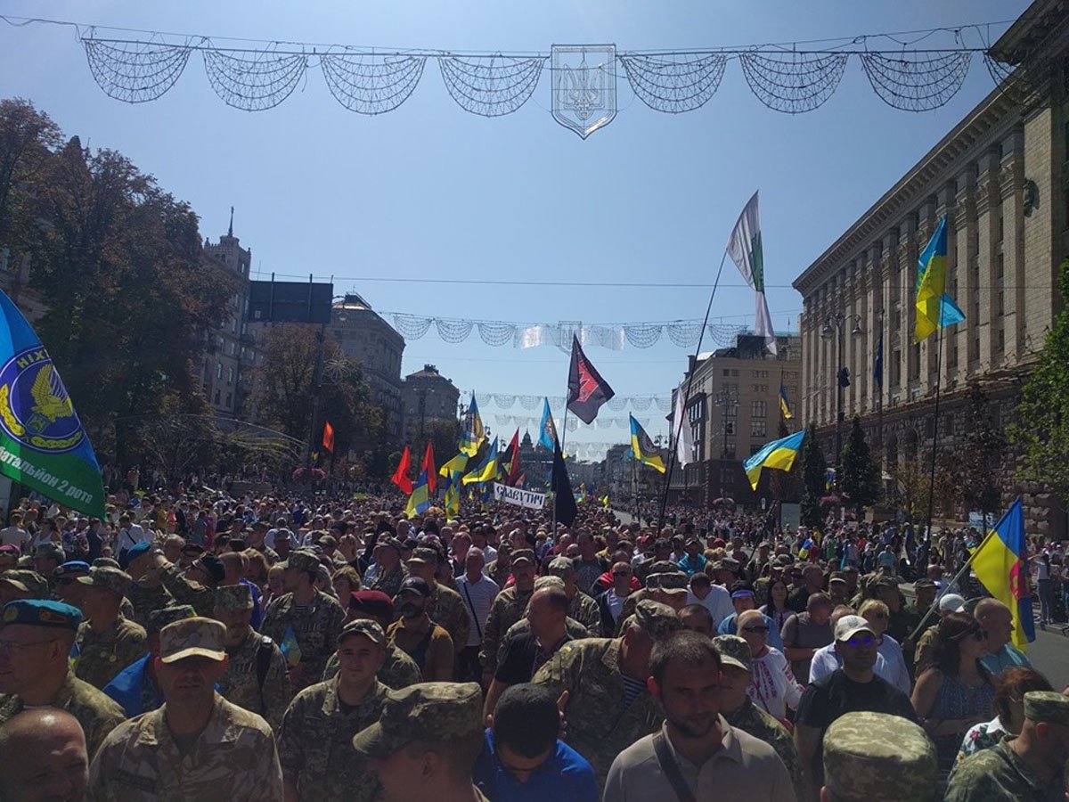 Десятки тысяч людей: в Киеве состоялся Марш Защитников Украины (видео)