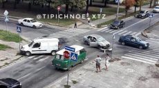 В Харькове столкнулись три автомобиля (фото)