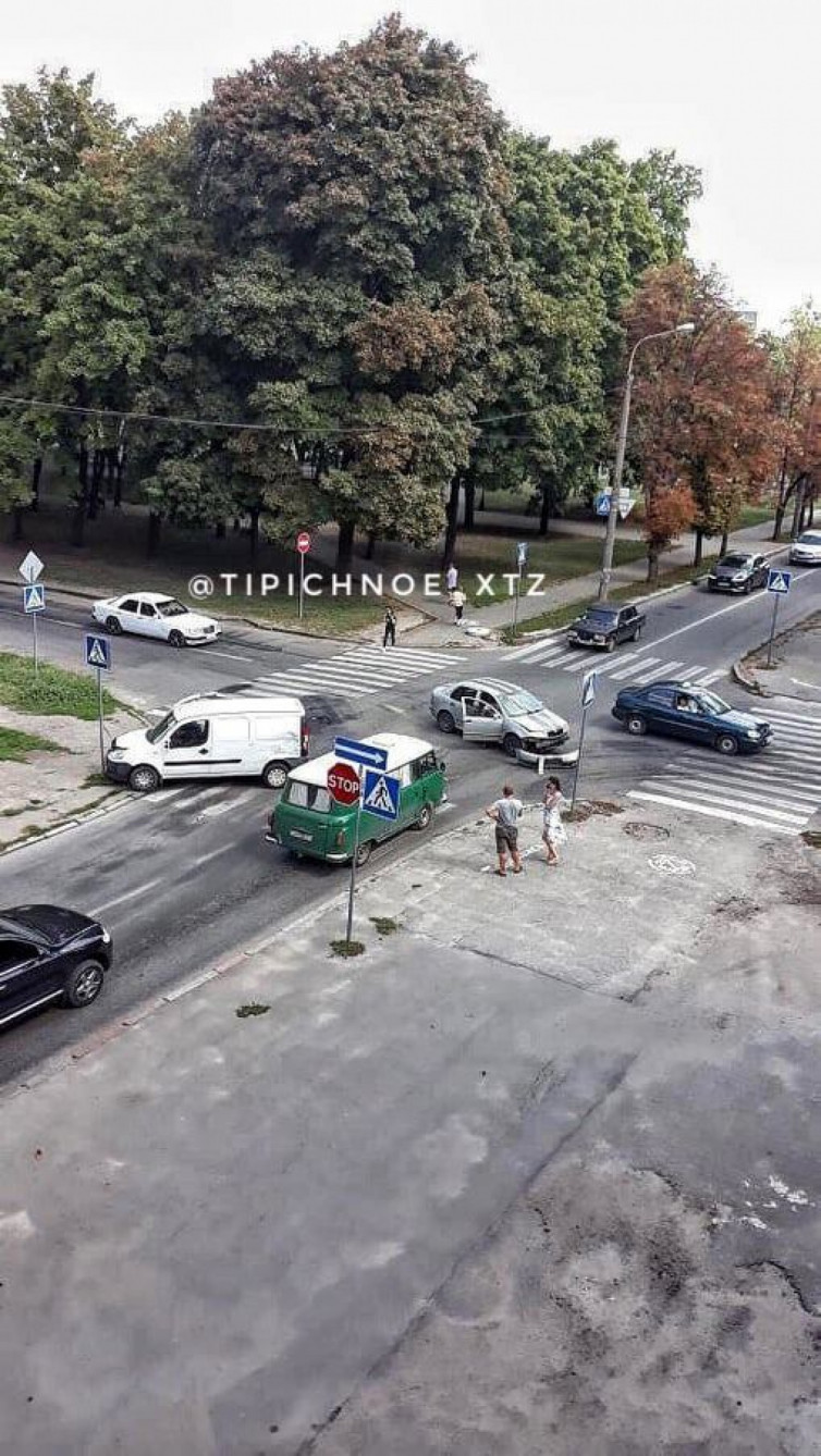 В Харькове столкнулись три автомобиля (фото)