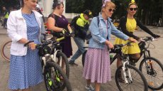 Дівчата в ретро: у неділю центр Харкова заполонили учасниці жіночого велопараду (відео)