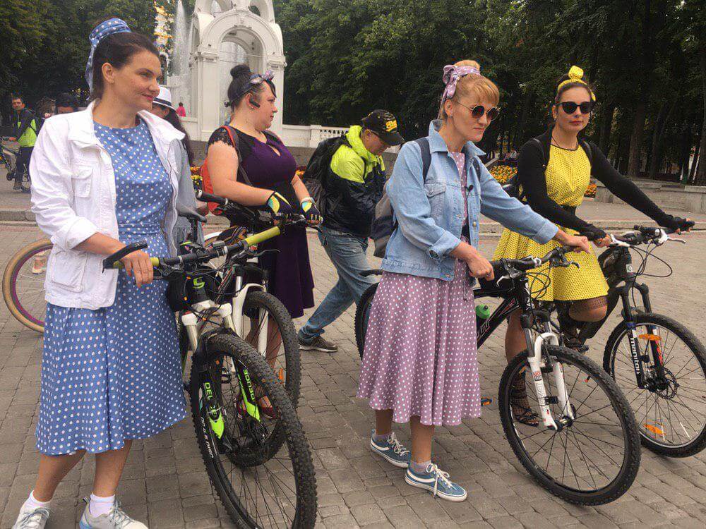 Дівчата в ретро: у неділю центр Харкова заполонили учасниці жіночого велопараду (відео)