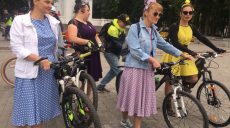 Девушки в ретро: в Харькове прошел костюмированный женский велопарад