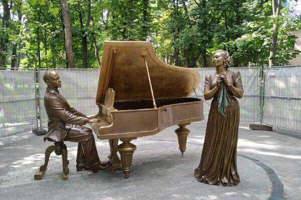 В саду Шевченко появились скульптуры известных харьковчан