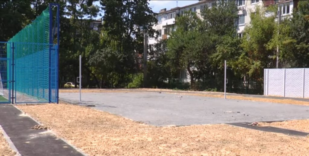 На Харківщині до навчального року ремонтують спортивні майданчики (відео)
