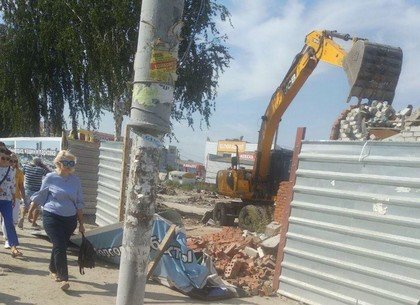 Харьковчанка, на которую упал забор, находится в реанимации