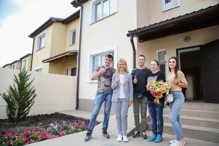 У Пісочині 3 родини дітей-сиріт отримали власне житло