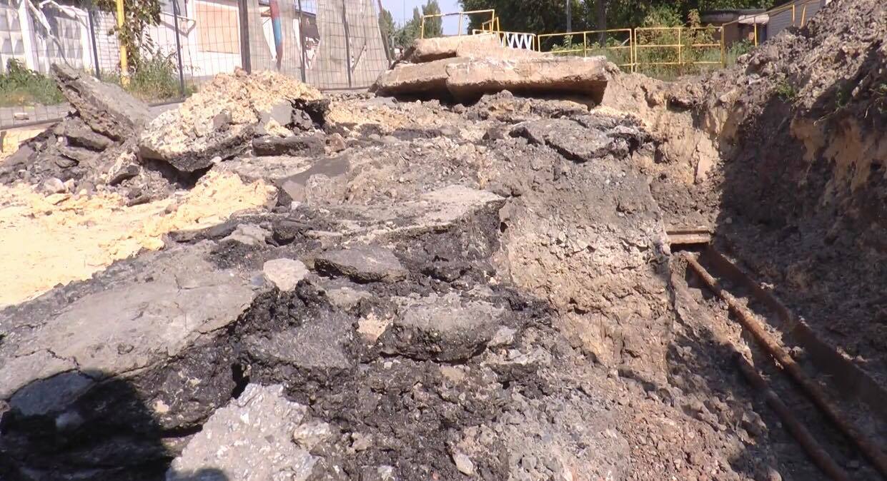 Харків’яни скаржаться: на вулиці Зерновій провалився асфальт (відео)
