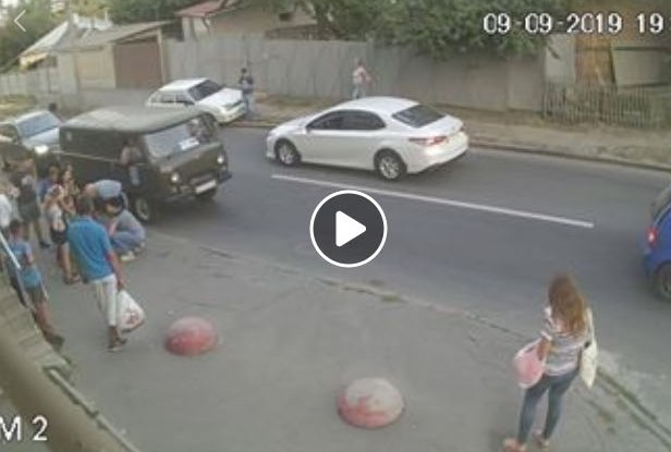Харьковский школьник попал под машину, но не пострадал (видео)