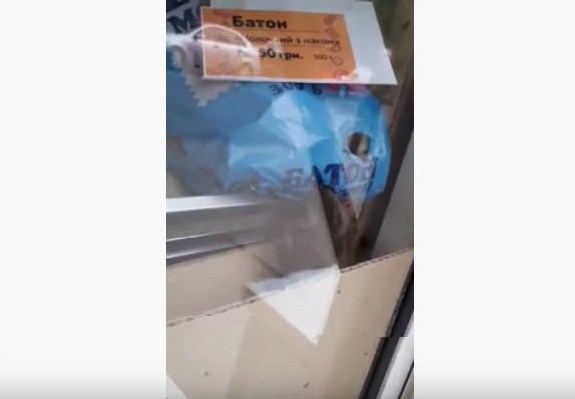 Мышь грызла батон в витрине магазина в Харькове (видео)