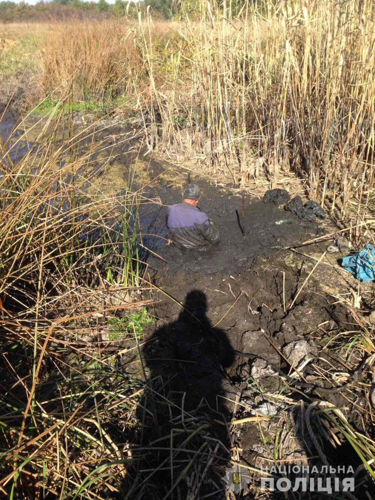 Пенсионера чуть не засосало в болото в Харьковской области (фото)