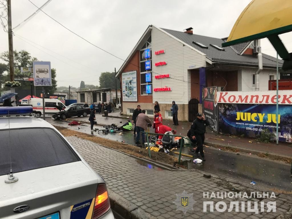 Полицейский на евробляхе влетел в остановку. Один человек погиб, двое травмированы (фото)