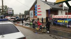 Полицейский на евробляхе влетел в остановку. Один человек погиб, двое травмированы (фото)