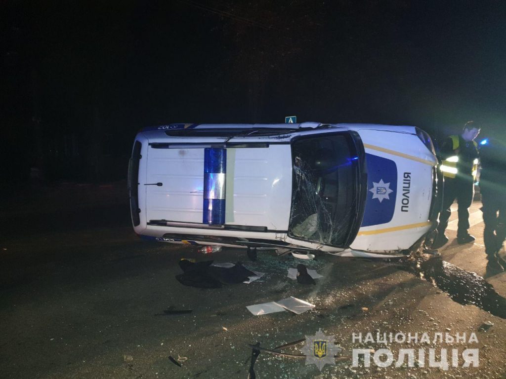 Полицейские в Харькове перевернулись на служебном автомобиле (фото)