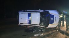 Полицейские в Харькове перевернулись на служебном автомобиле (фото)