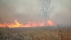 Из-за пожара на полигоне на Харьковщине закрыты школа и детский сад