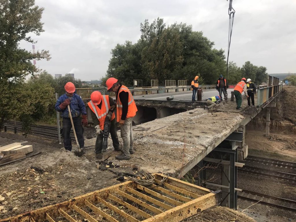 Дорожники ремонтируют обвалившийся мост в Песочине (фото, видео)